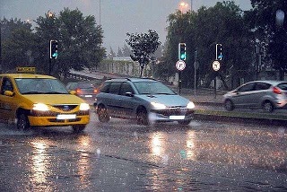 为保证雨天开车安全，应注意哪些方面
